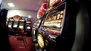 Pengguna menikmati berbagai permainan slot dan live casino di mainduit dengan perangkat mobile.